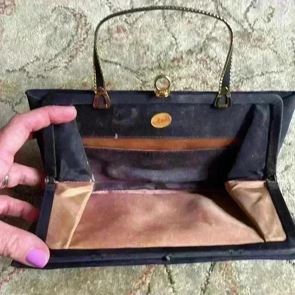 Vintage 50s/60s Andé black silk clutch - Picture 5 of 16